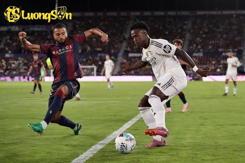 Các cầu thủ Levante gặp khó khăn trước đối thủ quá đẳng cấp. (Ảnh: ESPN)