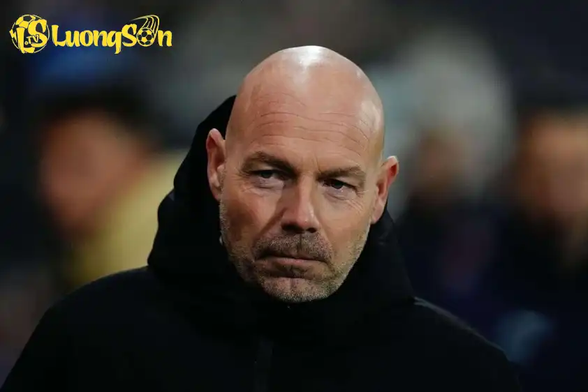 HLV tuyển Đan Mạch Brian Riemer cà khịa MU vì để Hojlund rời đi (Ảnh: GOAL) HLV tuyển Đan Mạch Brian Riemer cà khịa MU vì để Hojlund rời đi