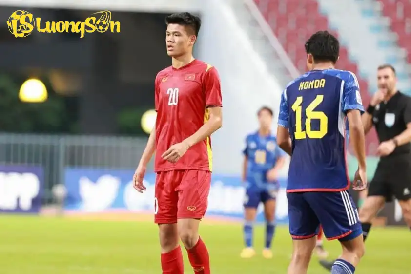 Đinh Quang Kiệt với chiều cao khủng sẽ là lựa chọn tiềm năng ở vị trí trung vệ Đinh Quang Kiệt với chiều cao khủng sẽ là lựa chọn tiềm năng ở vị trí trung vệ