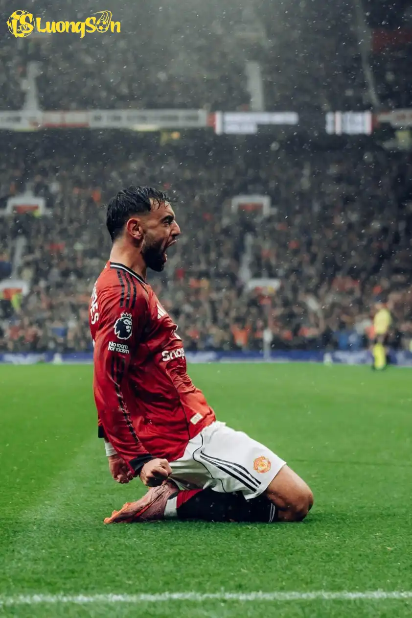 Bruno Fernandes vẫn được giữ vai trò đá phạt đền số một của MU