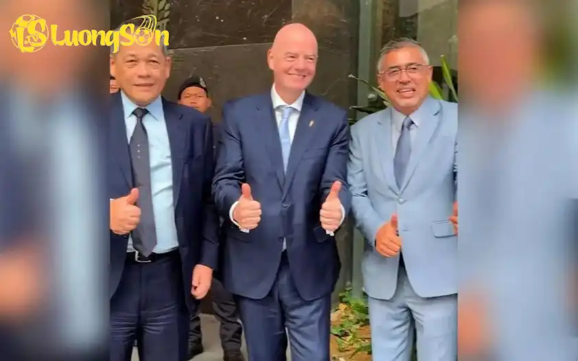 Ông Datuk Noor Azman (ngoài cùng bên phải) chụp ảnh chung cùng Chủ tịch FIFA (giữa) Ông Datuk Noor Azman (ngoài cùng bên phải) chụp ảnh chung cùng Chủ tịch FIFA (giữa)