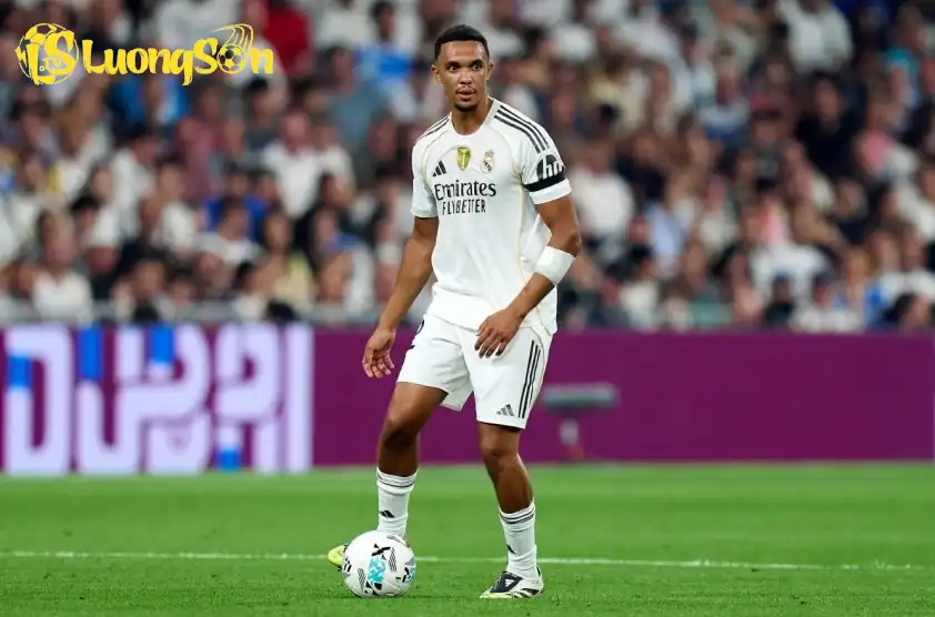 Sau chấn thương gân kheo, Alexander-Arnold đã trở lại danh sách thi đấu của Real Madrid nhưng vẫn chưa ra sân