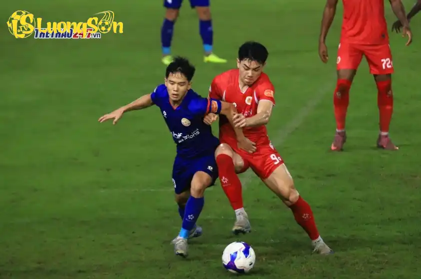 Cả 2 có nhiều pha tranh chấp trong trận đấu Cả 2 có nhiều pha tranh chấp trong trận đấu