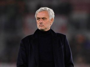 HLV Jose Mourinho đã chia tay Fenerbahce để đến với Benfica