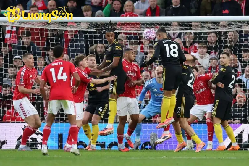 Casemiro đánh đầu ở quả phạt góc sau đó (Ảnh: The Sun). Casemiro đánh đầu ở quả phạt góc sau đó